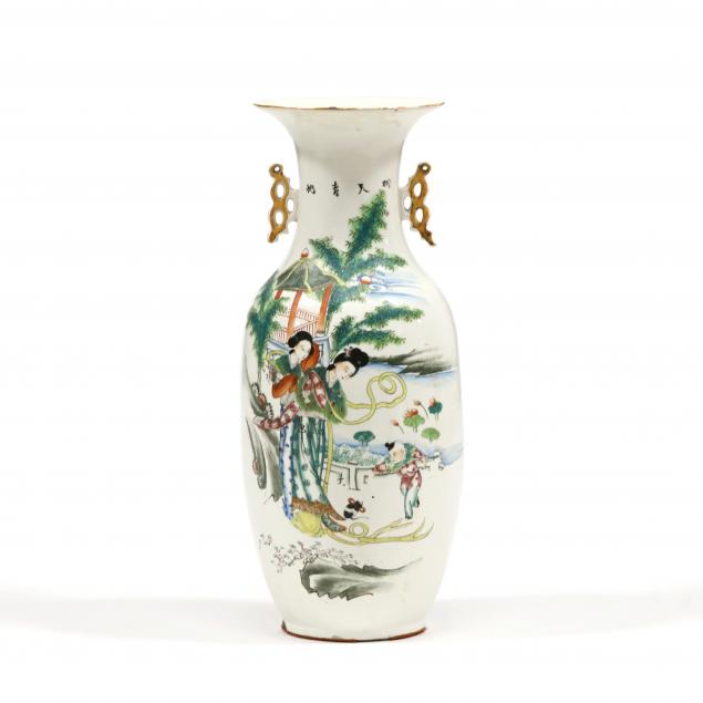 A TALL CHINESE VASE WITH FIGURES IN