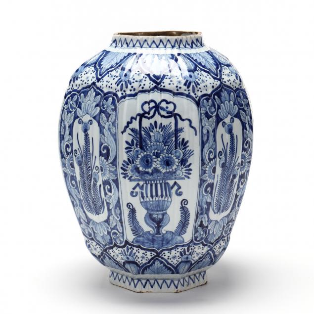 LARGE DELFT BLUE AND WHITE COVERED 3b6ca6