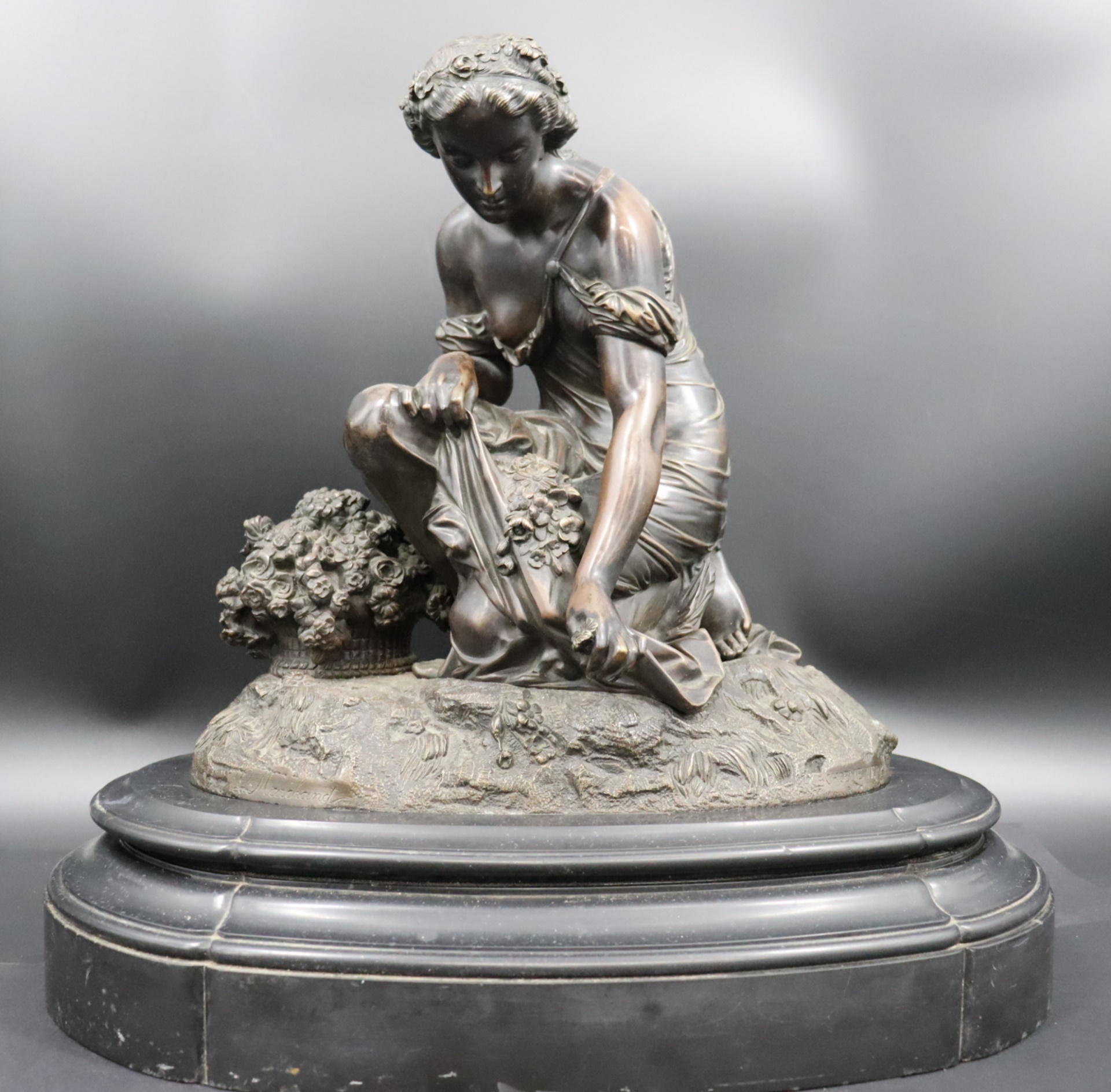 A FRENCH BRONZE FIGURE OF A MAIDEN  3b6e96