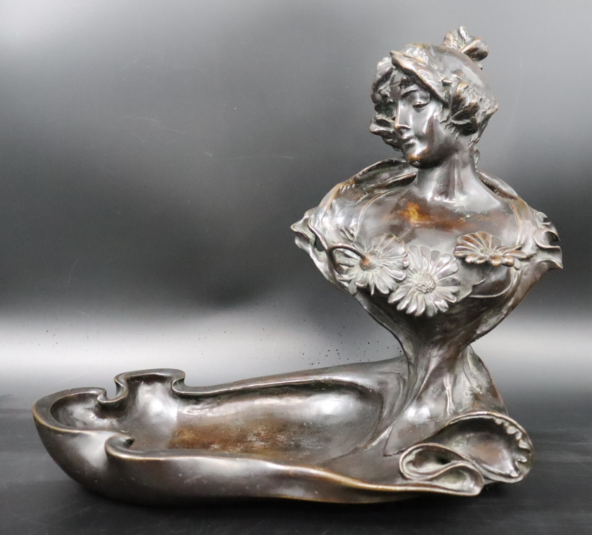 ART NOUVEAU FIGURAL BRONZE SCULPTURE.