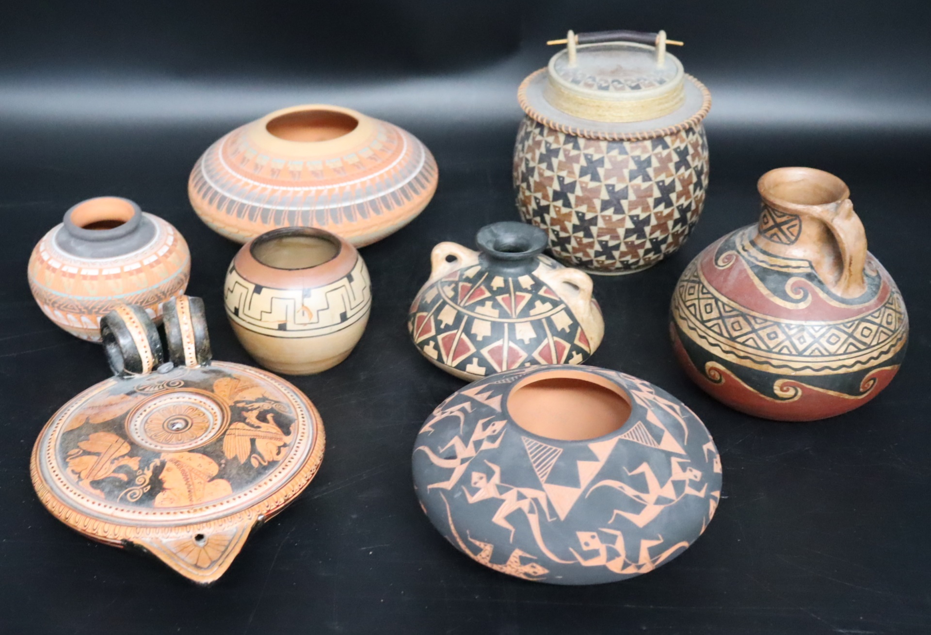 A COLLECTION OF 8 ASSORTED POTTERY 3b6ed0