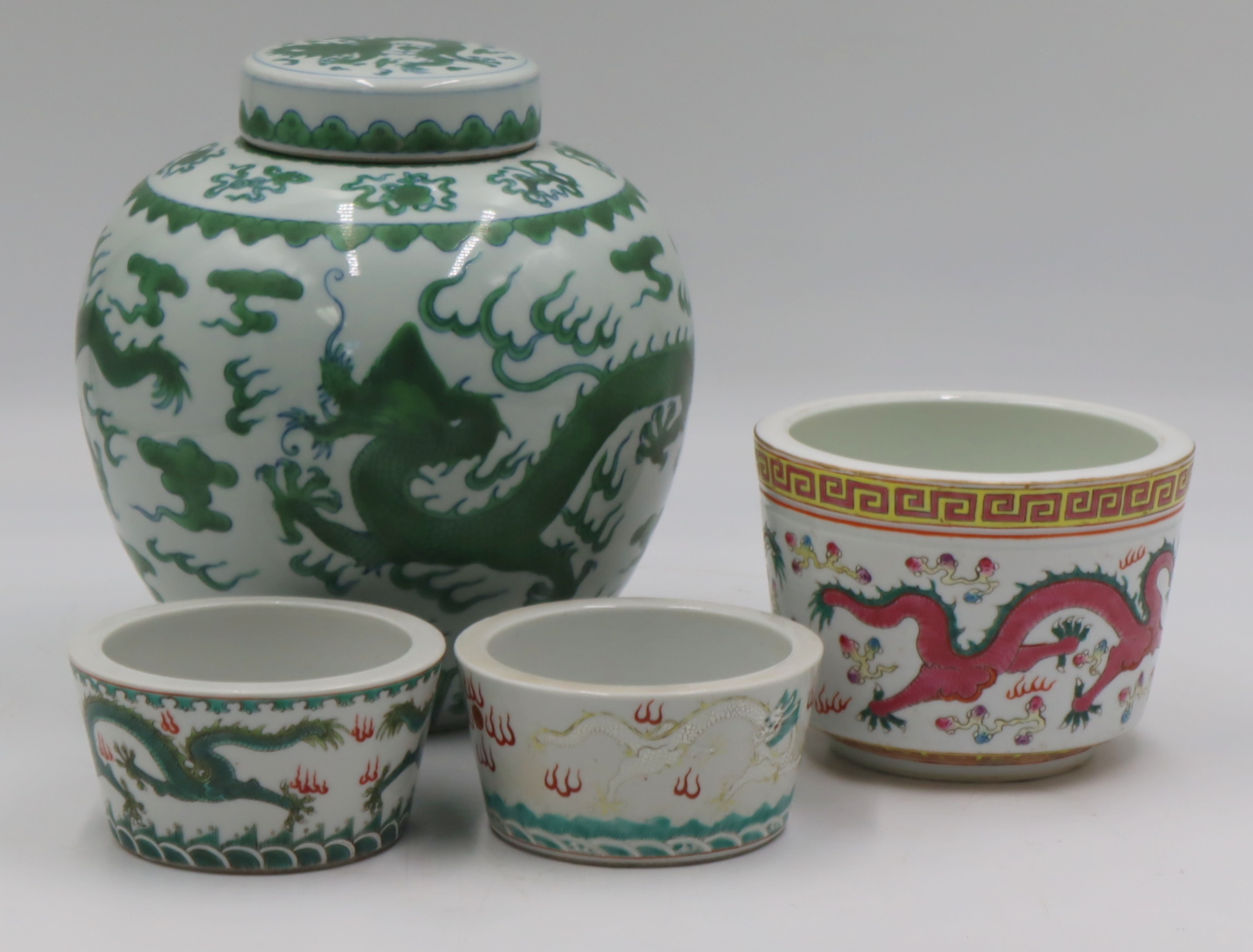 GROUPING OF CHINESE DRAGON PORCELAINS.