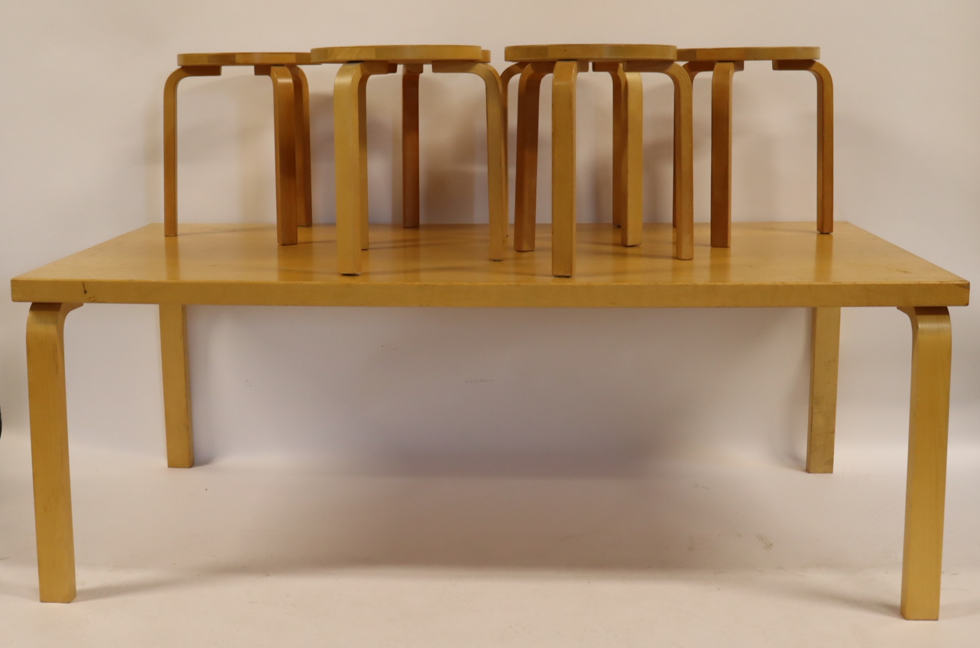 ALVAL ALTO TABLE 6 STACKING STOOLS  3b6f59