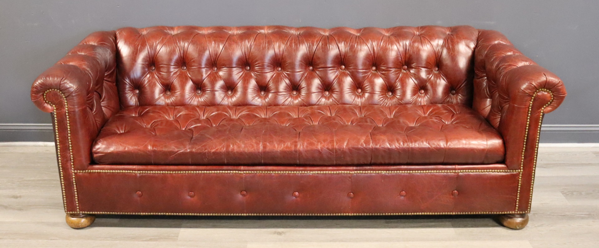 VINTAGE CHESTERFIELD LEATHER SOFA 3b6f98