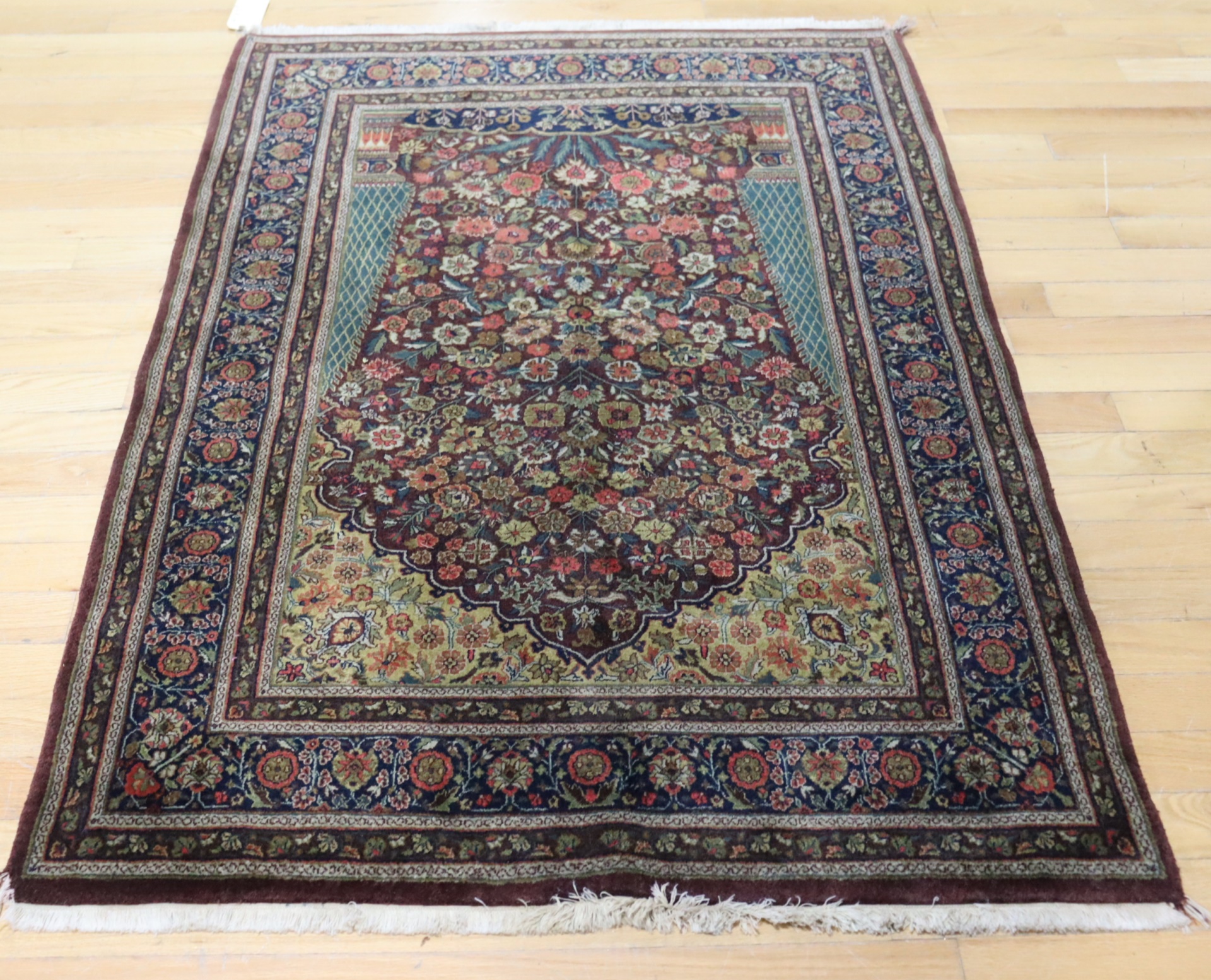 VINTAGE FINELY HAND KNOTTED CARPET  3b711b