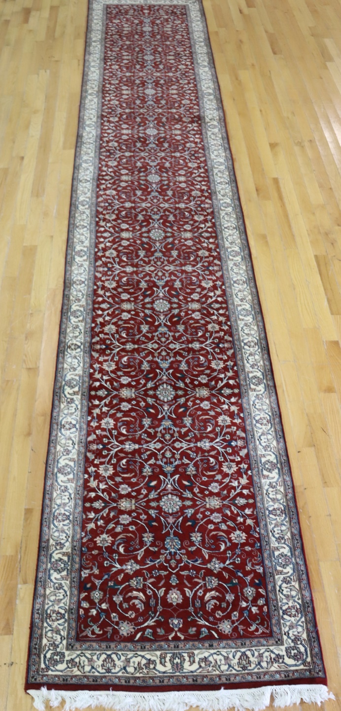 VINTAGE FINELY HAND KNOTTED RUNNER  3b712a