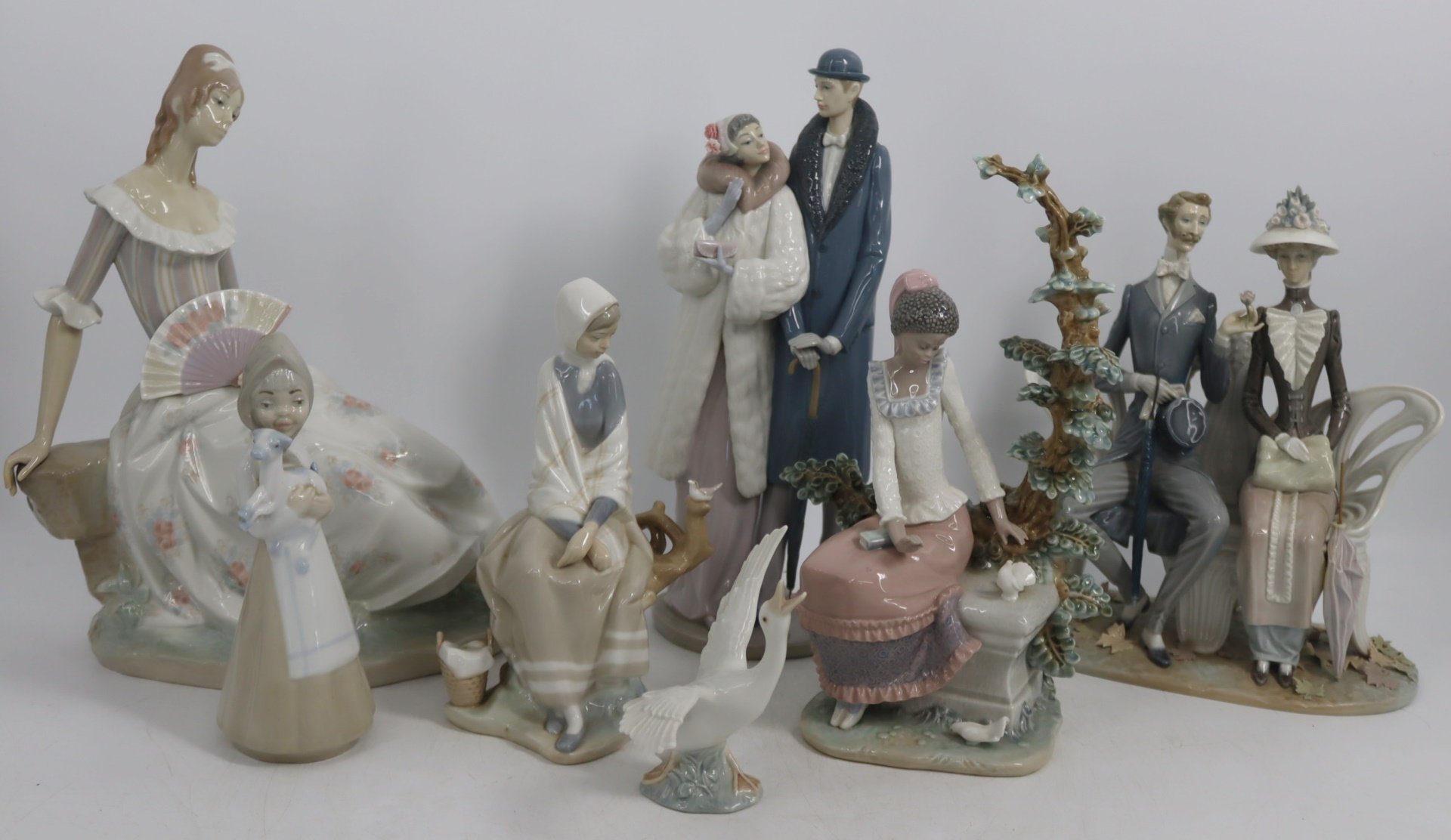 A GROUP OF 7 LLADRO PORCELAIN FIGURES  3b72d5