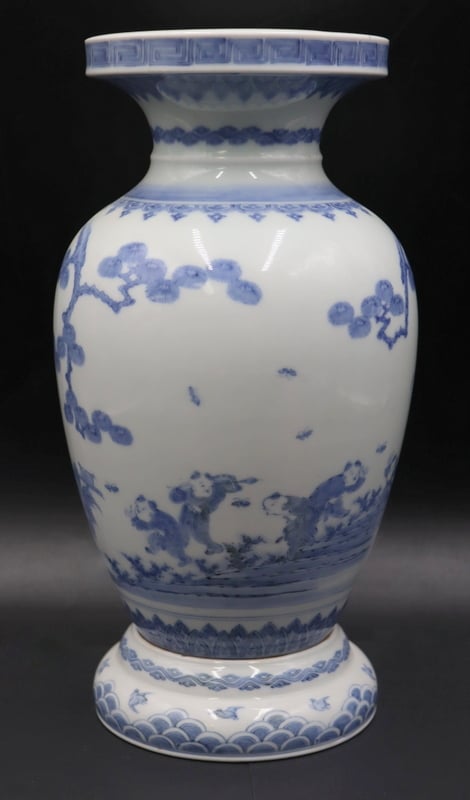 JAPANESE BLUE AND WHITE VASE WITH 3b72e2