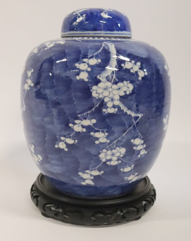 CHINESE BLUE AND WHITE LIDDED JAR  3b72f8