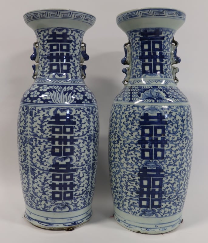 NEAR PAIR OF CHINESE BLUE AND WHITE 3b730a