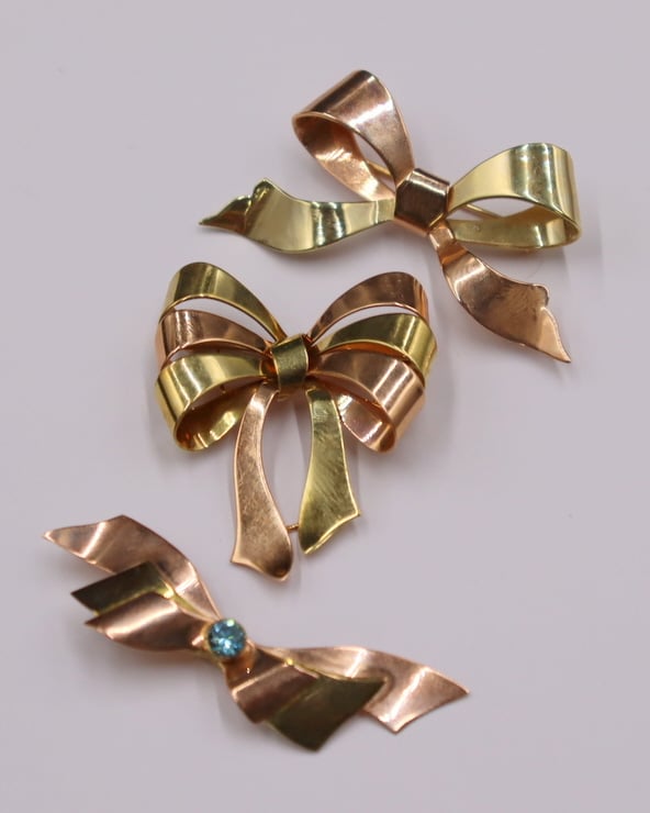 JEWELRY. (3) 14KT BI-COLOUR GOLD BOW