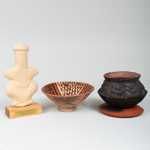 GROUP OF POTTERY WARESComprising A 3b74c4