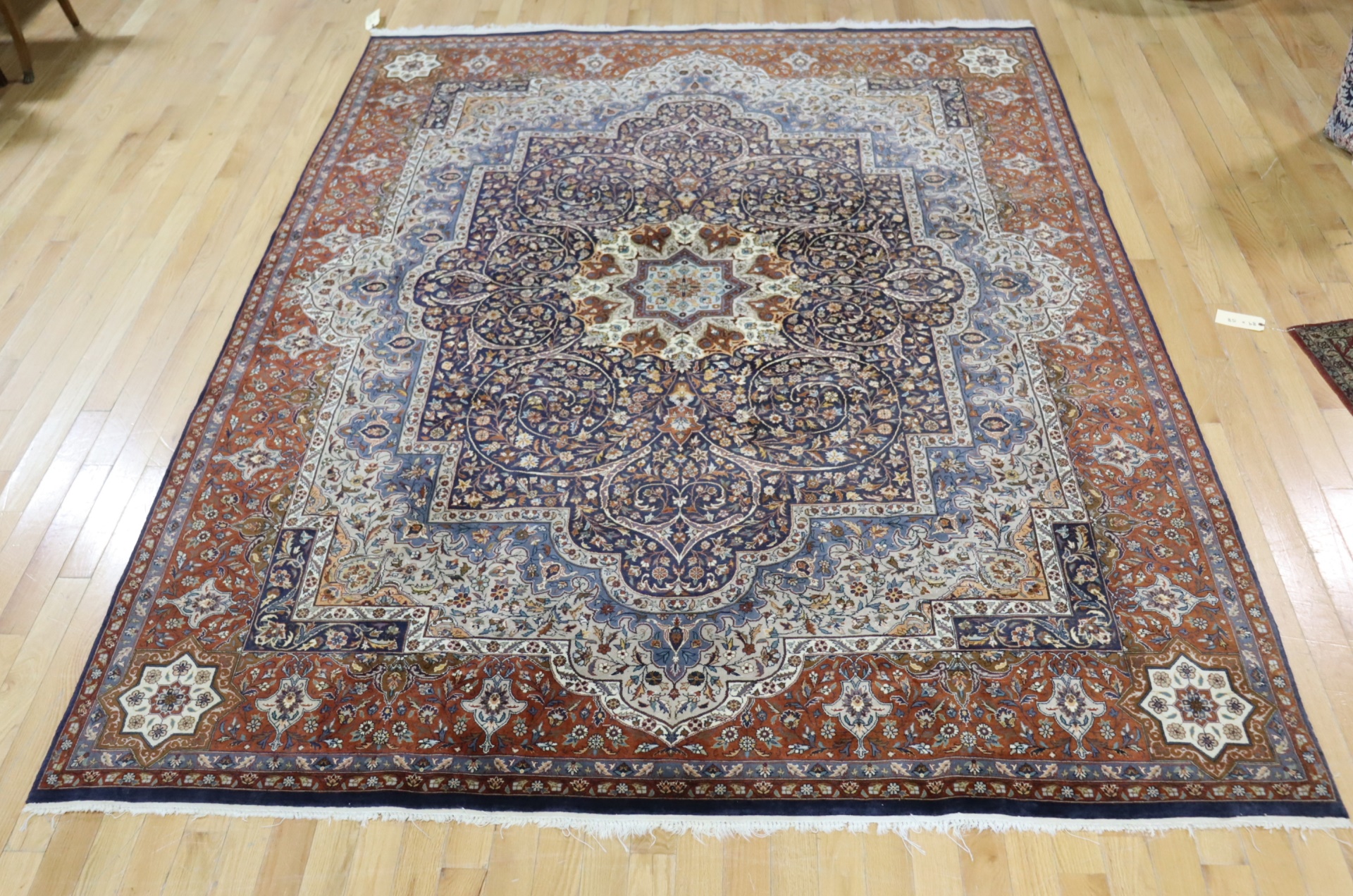 VINTAGE FINELY HAND KNOTTED CARPET  3b77c8