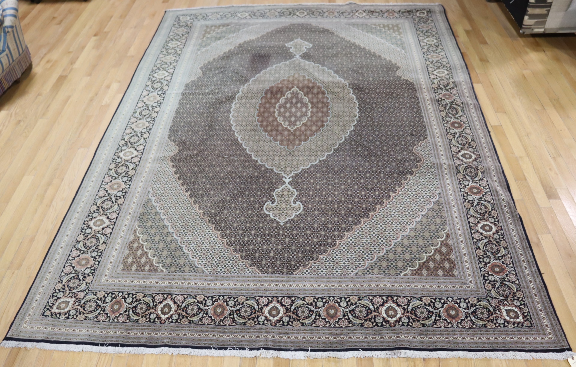 VINTAGE FINELY HAND KNOTTED CARPET  3b77d3