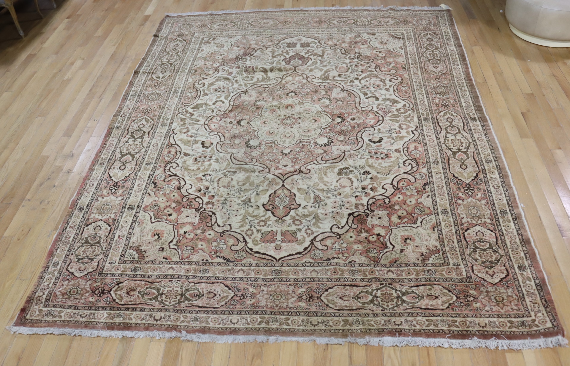 ANTIQUE FINELY HAND KNOTTED CARPET  3b77e0