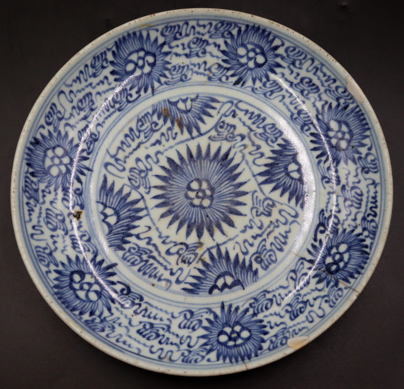 ANTIQUE CHINESE BLUE AND WHITE FLORAL