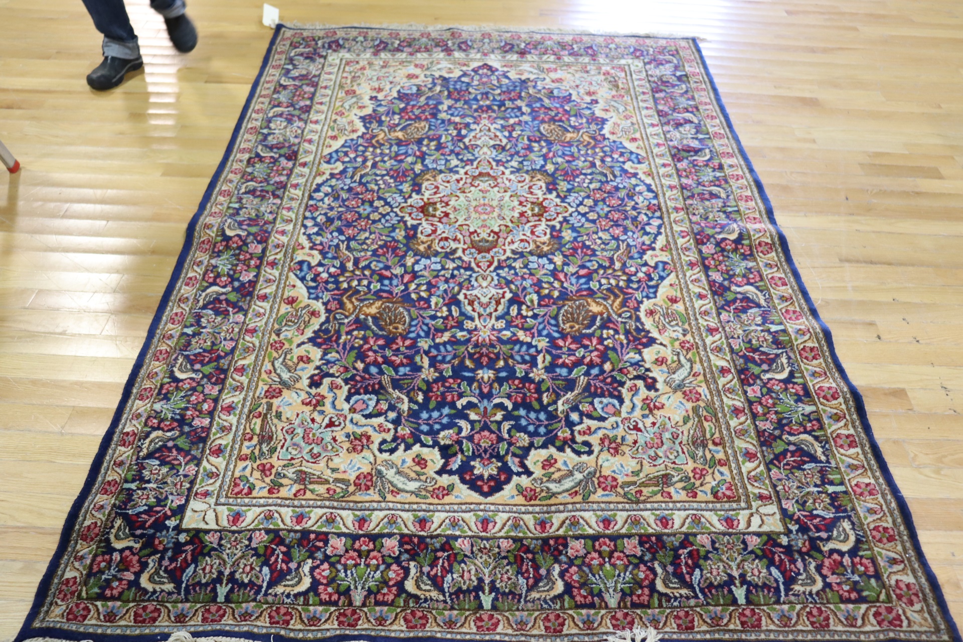 ANTIQUE AND FINELY HAND WOVEN CARPET  3b7bad