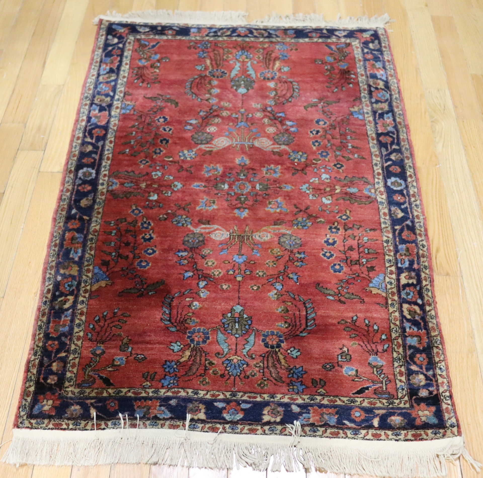 ANTIQUE AND FINELY HAND WOVEN SAROUK