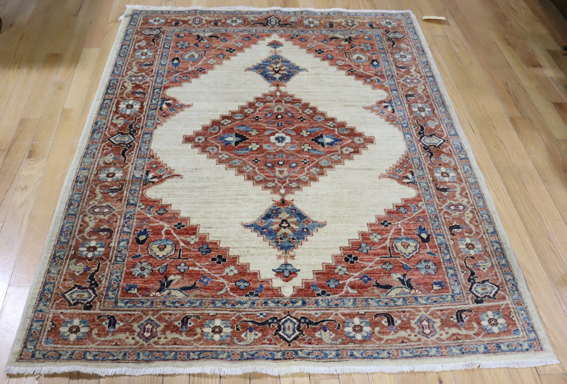 VINTAGE AND FINELY HAND WOVEN CARPET  3b7bd0