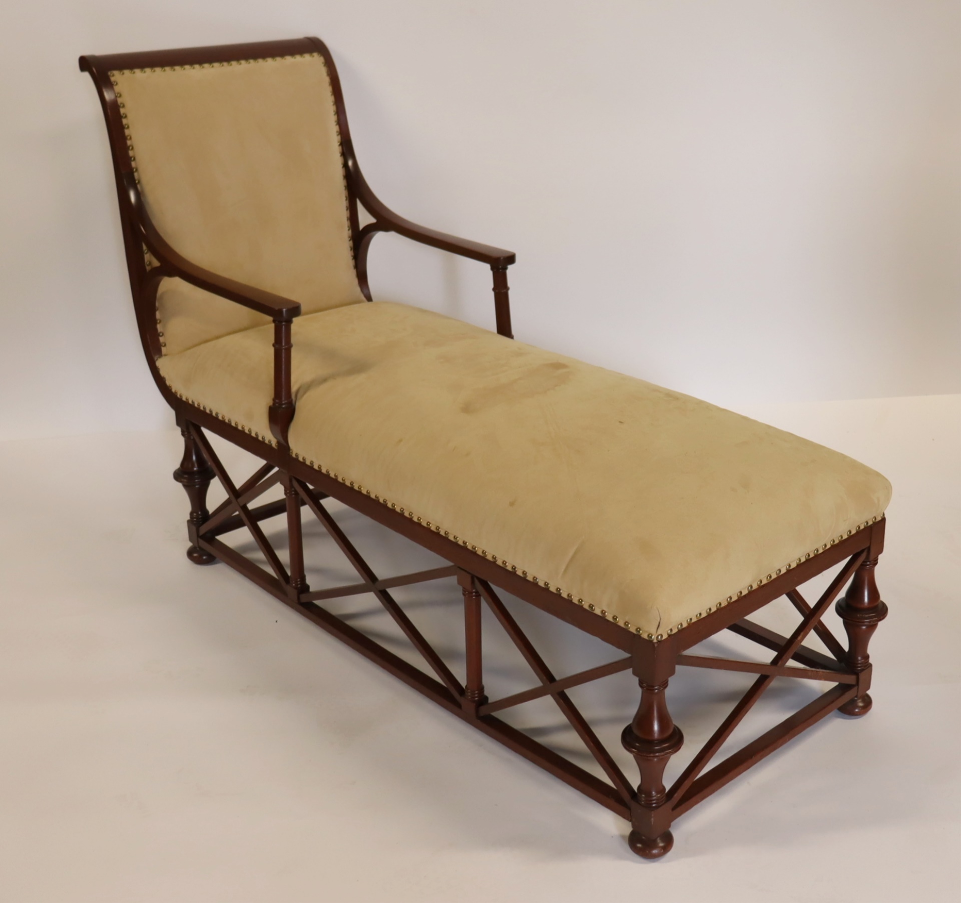 ANTIQUE MAHOGANY DAY BED / CHAISE.