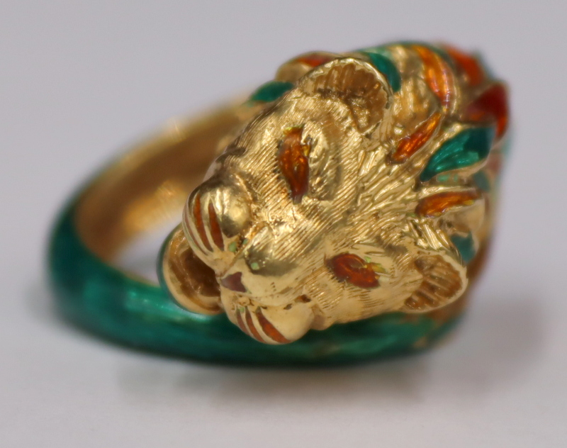 JEWELRY. 18KT GOLD AND ENAMEL LION