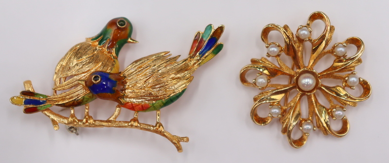 JEWELRY. VINTAGE GOLD BROOCH GROUPING.