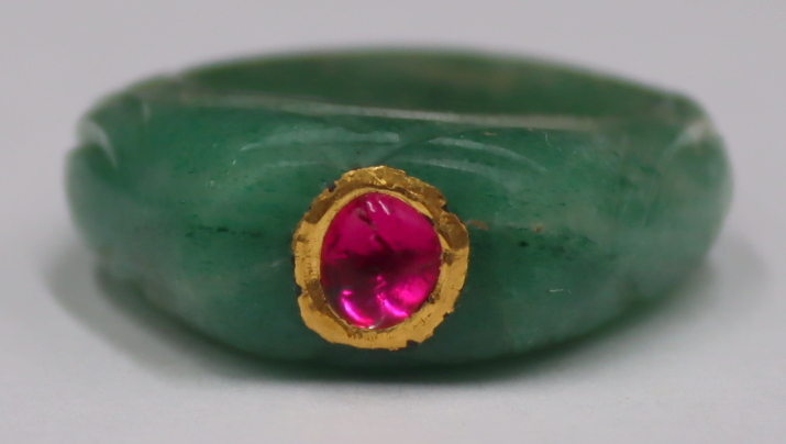JEWELRY CARVED JADE AND PINK CABOCHON 3b7d50