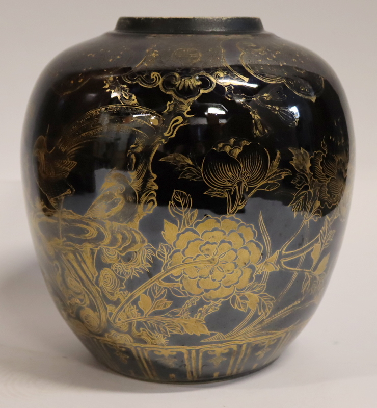 CHINESE KANGXI BLACK JAR WITH GILT 3b7e7e