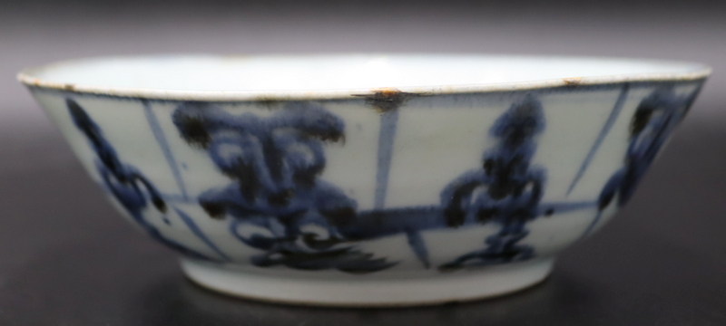 CHINESE BLUE AND WHITE LOW BOWL  3b7e7f