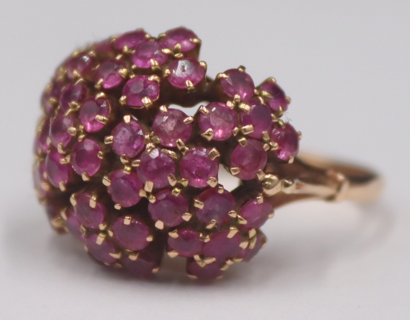 JEWELRY. 14KT GOLD AND RUBY CLUSTER