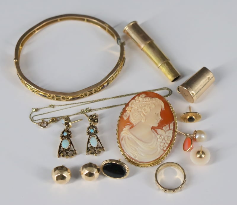 JEWELRY. ASSORTED GOLD AND COSTUME