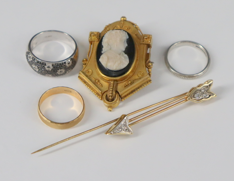 JEWELRY. ASSORTED GOLD JEWELRY GROUPING.