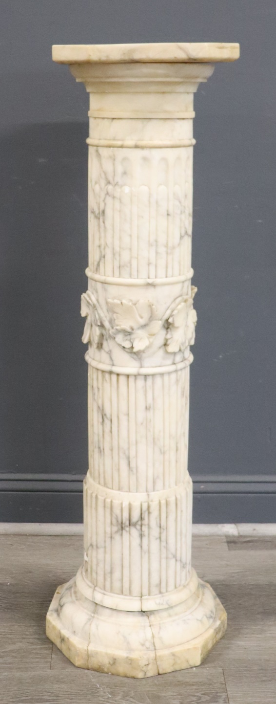 A FINE QUALITY FLUTED CARVED MARBLE 3b8141
