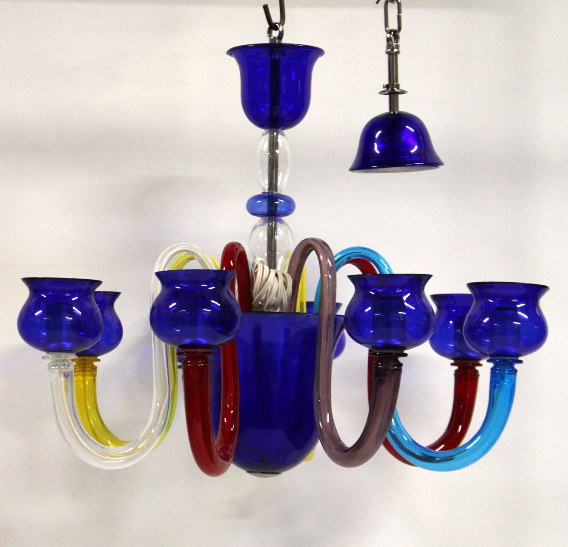 A MODERN MURANO GLASS 8 ARM CHANDELIER