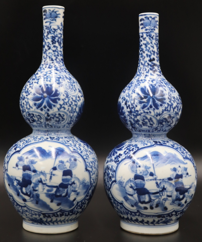 NEAR PAIR OF CHINESE BLUE AND WHITE 3b819c