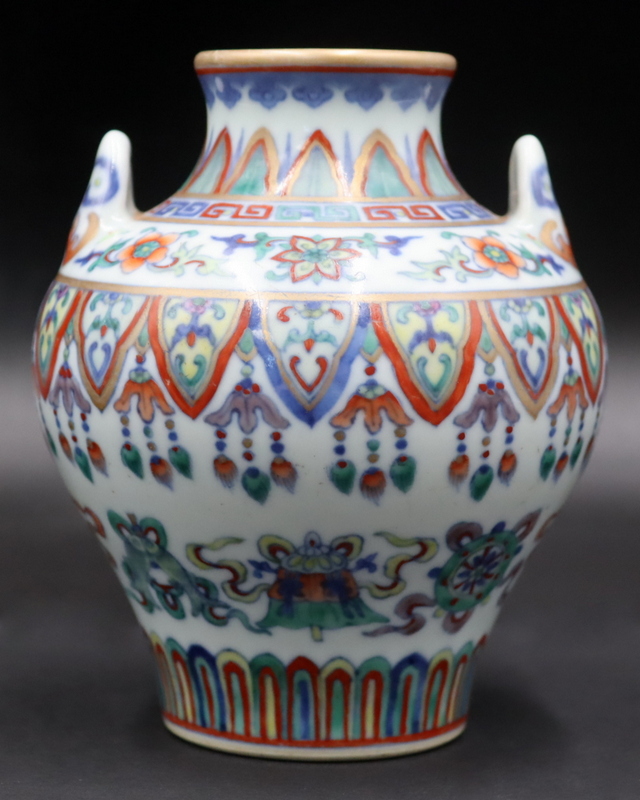 SIGNED CHINESE WUCAI CABINET VASE  3b81a6