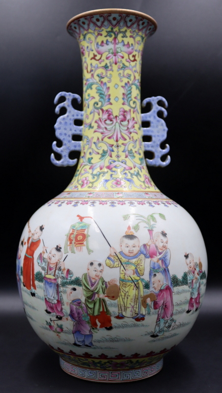 SIGNED CHINESE FAMILLE ROSE VASE 3b81a7