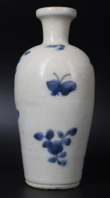 SIGNED CHINESE BLUE AND WHITE CRACKLE
