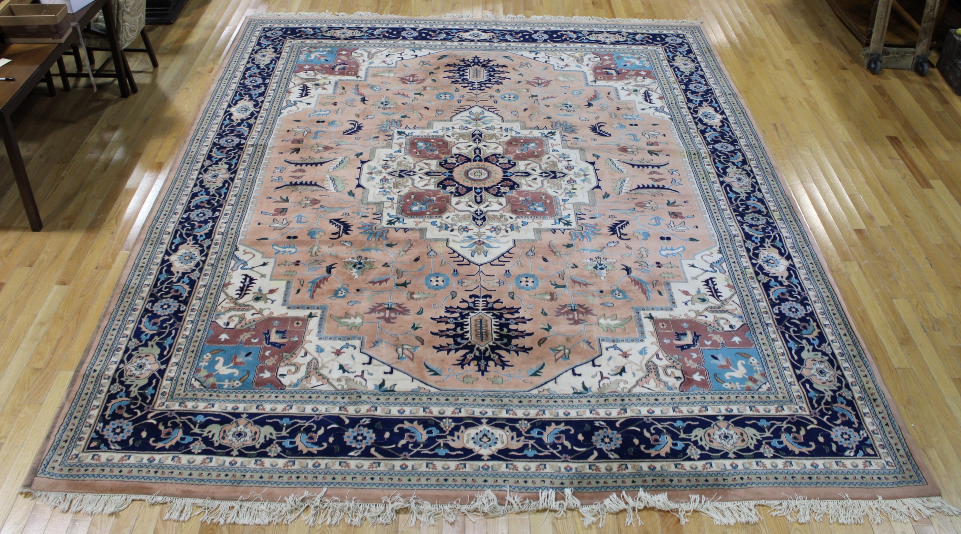 VINTAGE & LARGE FINELY HAND WOVEN CARPET.