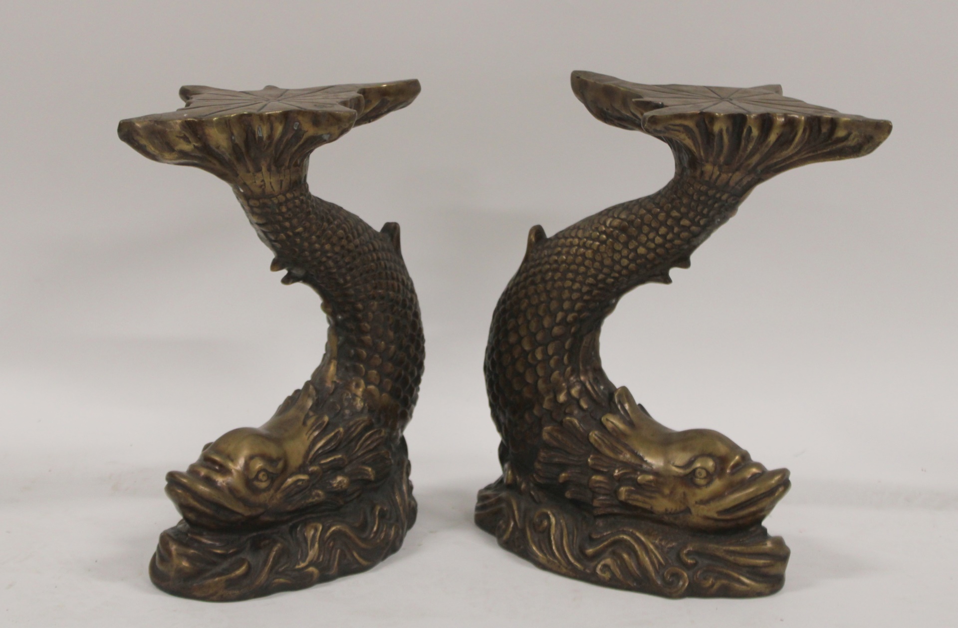 A VINTAGE PAIR OF BRONZE DOLPHIN 3b8255