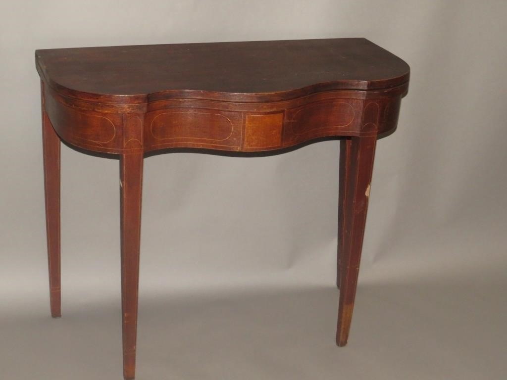 FLIP TOP CARD TABLEca. 1820; in walnut