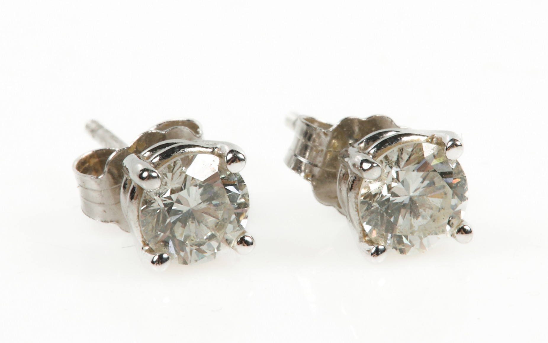 A pair of 14K white gold diamond 3b6061