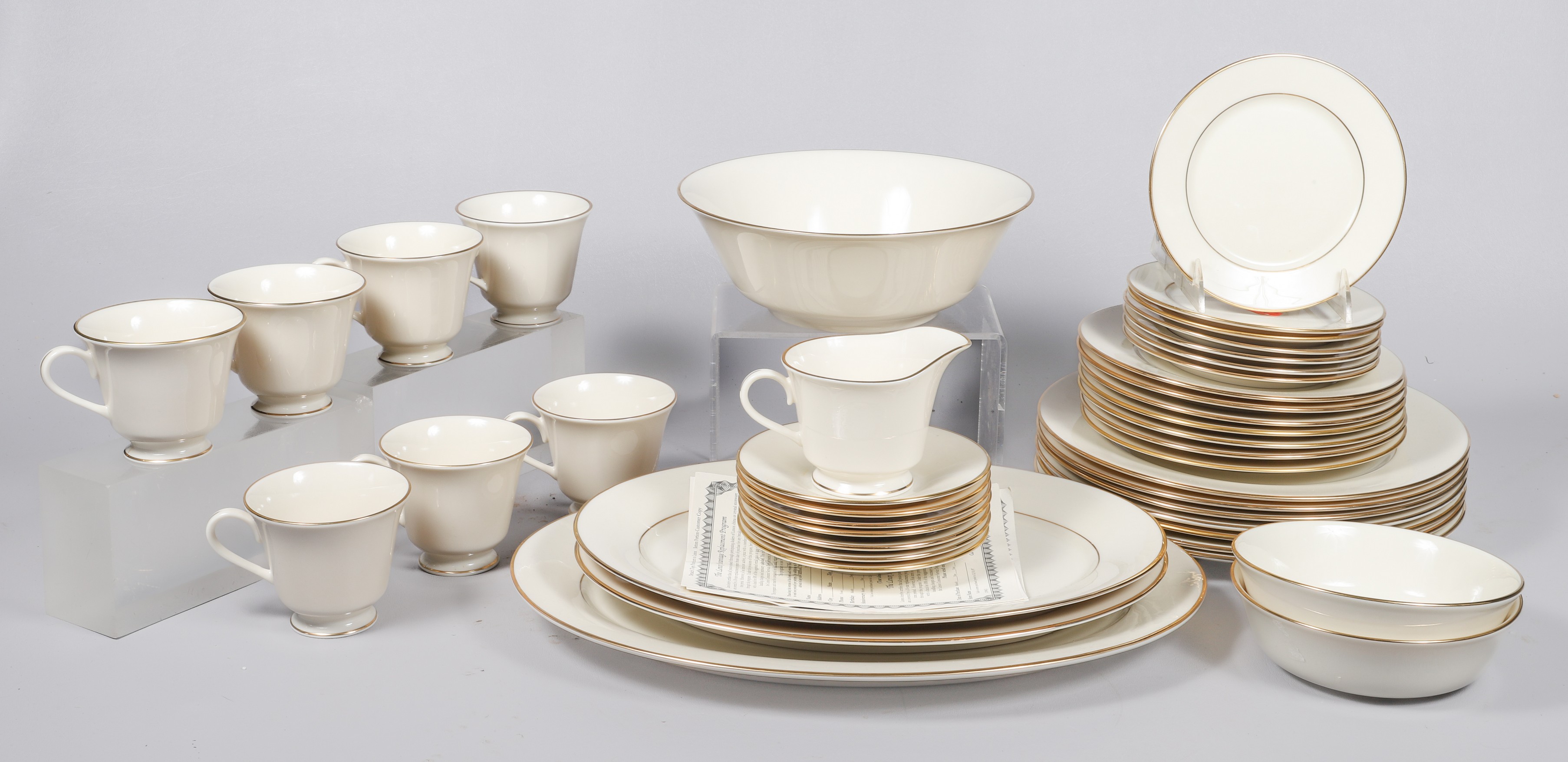  42 Pcs Lenox porcelain dinnerware  3b60e7