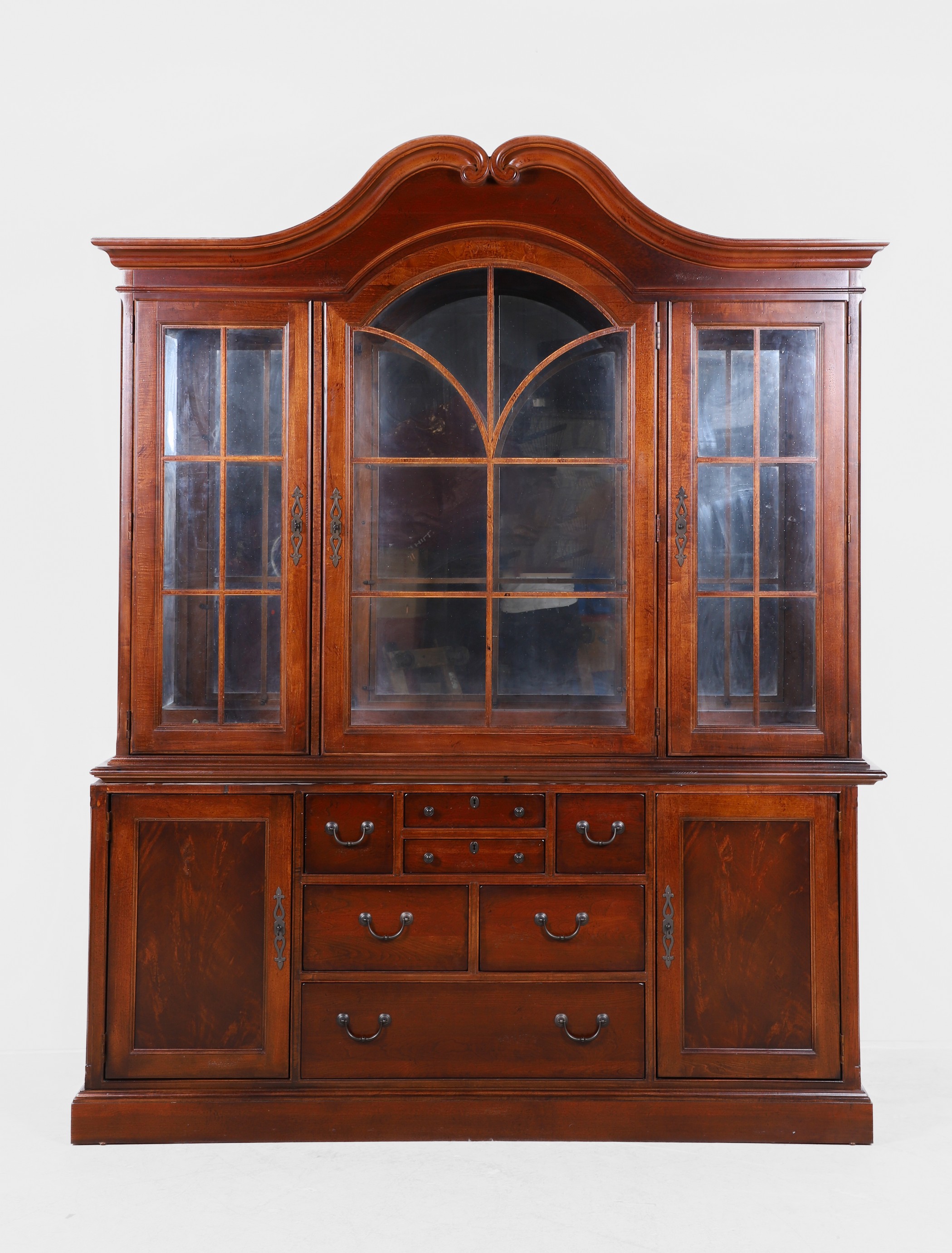 Stanley Mahogany 2 pc china cabinet  3b626e