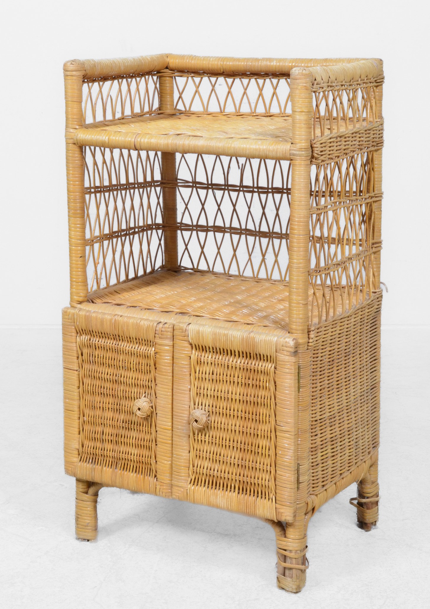 Wicker 2 tier stand with lower 3b6374