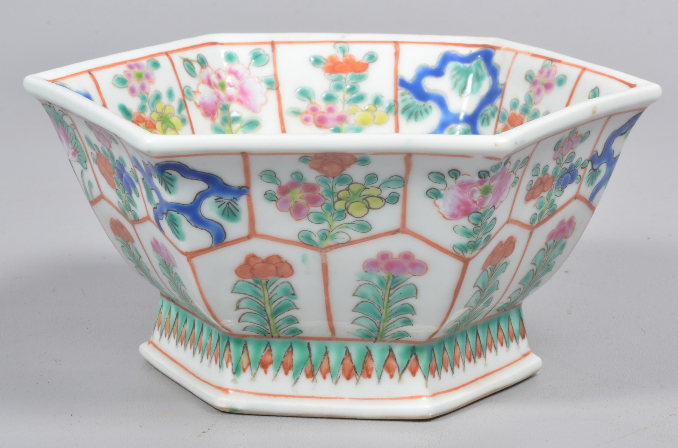 Chinese porcelain hexagonal bowl  3b6670