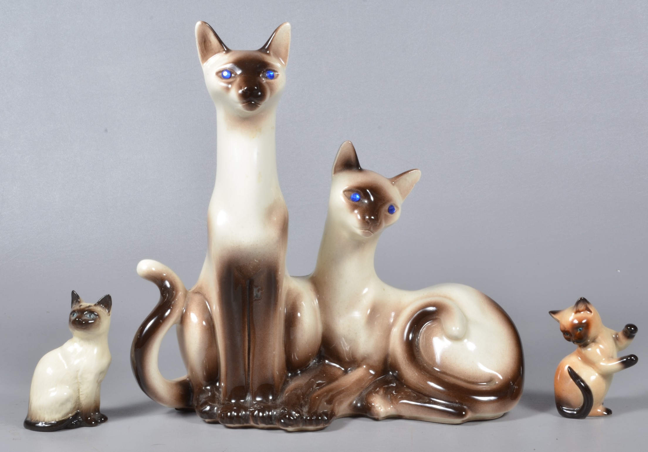 (3) Siamese cat lamp and figures