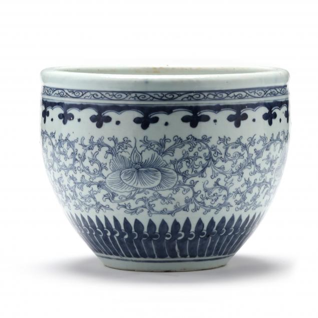 A CHINESE PORCELAIN BLUE AND WHITE JARDINIERE