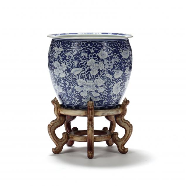 A LARGE CHINESE PORCELAIN BLUE