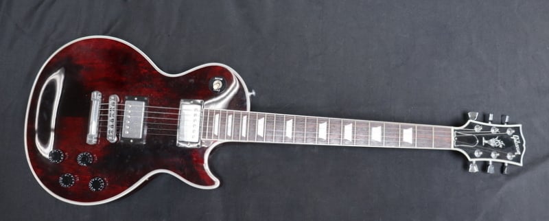 GIBSON LES PAUL CLASSIC ELECTRIC GUITAR.